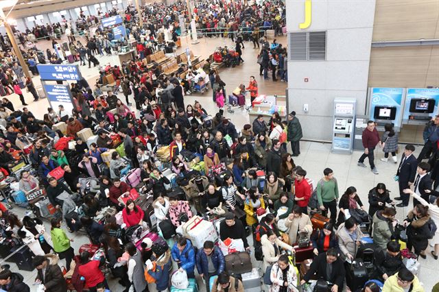 3일 인천공항 출국장이 설 연휴기간 한국을 방문했던 중국인 관광객들의 출국으로 오전부터 붐비고 있다. 영종도=연합뉴스