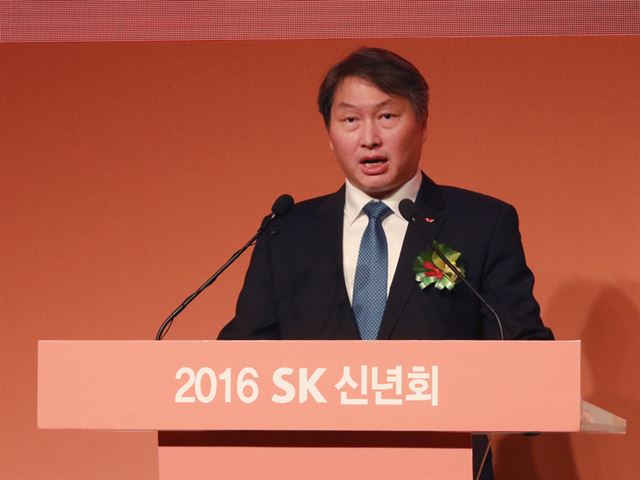 최태원 SK그룹 회장이 4일 서울 광진구 워커힐 호텔에서 열린 그룹 신년하례회에서 패기를 통한 위기 극복을 강조하고 있다. SK그룹 제공