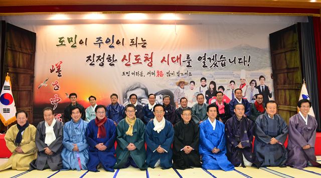 김관용(사진 중간) 경북도지사와 경북지역 23개 시장, 군수들이 4일 경북도청 강당에서 도민들에게 합동 새배를 올리고 있다. 경북도 제공/2016-01-04(한국일보)