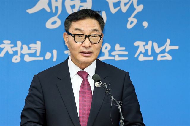 우기종 전남도 정무부지사가 4일 도청 브리핑룸에서 에너지산업 육성 10개년 계획을 발표하고 있다. 전남도 제공 /2016-01-04(한국일보)