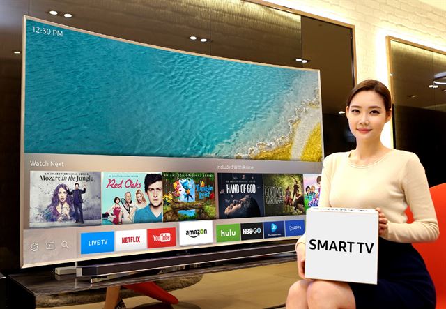 삼성전자가 CES2016에서 공개한 스마트TV. 첫화면 스마트허브에서 관심있는 콘텐츠를 바로 고를 수 있을 뿐 아니라 다른 제품도 리모컨 하나로 제어할 수 있다. 삼성전자 제공