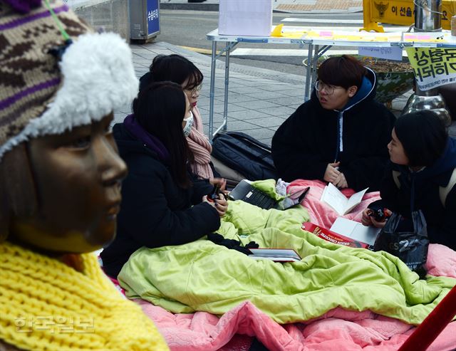 4일 서울 중학동 일본대사관 앞 소녀상 주변에 한일협상 폐기를 위한 대학생 농성단이 6일째 농성을 하고있다.고영권기자youngkoh@hankookilbo.com