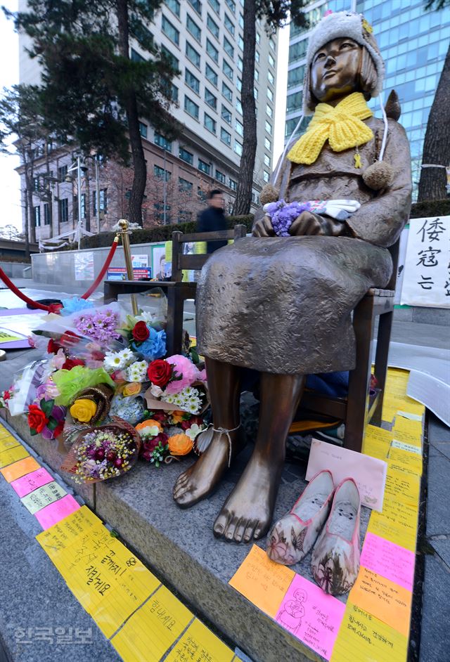 4일 서울 중학동 일본대사관 앞 소녀상 주변에 철거를 반대하는 시민들의 메시지가 붙어 있다.고영권기자youngkoh@hankookilbo.com