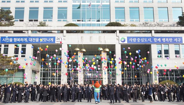 대전 서구 직원들이 4일 청사 야외광장에서 '소원 풍선'을 일제히 날리고 있다. 대전 서구 제공/2016-01-04(한국일보)