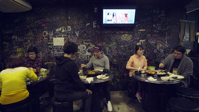 국립민속박물관 '밥상지교'전에서 보여주는 서울의 이자카야(위)와 요코하마의 삼겹살집. 두 나라의 대중음식문화가 상호 전파되고 있다. 국립민속박물관 제공