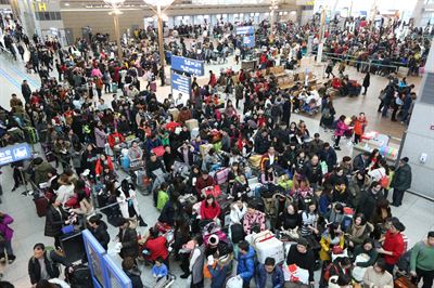 3일 개항 이래 사상 최대인파가 몰렸던 인천국제공항. 공항시스템에 과부하가 걸리면서 160편 가량의 출도착이 지연됐다. 연합뉴스