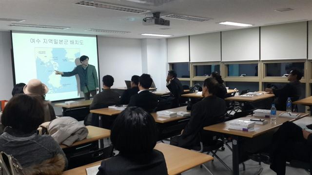 리더스포럼 회원들이 ‘한반도는 일제의 군사 요새였다’의 저자 이완희 PD를 초청해 강연을 듣고 있다. 리더스포럼 제공