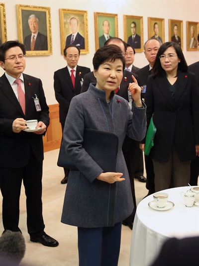 박근혜 대통령이 5일 청와대에서 국무회의를 주재하기 전 황교안(왼쪽) 국무총리를 비롯한 국무위원 및 김현숙(오른쪽) 고용복지수석을 비롯한 청와대 참모들과 둘러서서 티타임을 갖고 있다. 박 대통령은 "노동개혁이 안 되면 우리나라의 미래가 없다"며 경제 혁신과 4대 개혁 완수를 주문했다. 홍인기기자 hongik@hankookilbo.com