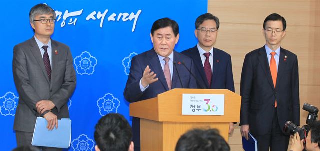 5일 오전 경기 수원시 경기도의회에서 준예산 사태와 보육 대란 관련 해법을 논의하기 위해 열린 새누리당 연석회의에서 이승철 대표의원(왼쪽 사진)이, 더불어민주당 의원총회에서 김현삼 대표의원이 각각 모두 발언을 하고 있다. 연합뉴스