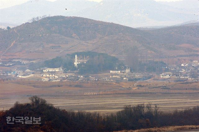 [저작권 한국일보]북한이 수소핵폭탄 실험을 했다고 밝힌 6일 12시 30분 경기도 파주 오두산 전망대에서 본 북 황해북도 개풍군 관산반도 일대 마을이 평온해 보인다. 2016.01.06 신상순 선임기자ssshin@hankookilbo.com /2016-01-06(한국일보)