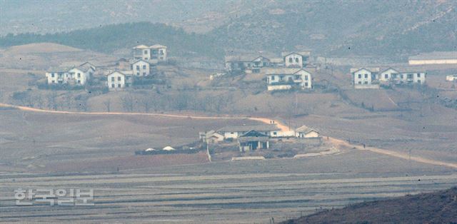 [저작권 한국일보]북한이 수소핵폭탄 실험을 했다고 밝힌 6일 12시 30분 경기도 파주 오두산 전망대에서 본 북 황해북도 개풍군 관산반도 일대 마을. 2016.01.06 신상순 선임기자ssshin@hankookilbo.com /2016-01-06(한국일보)