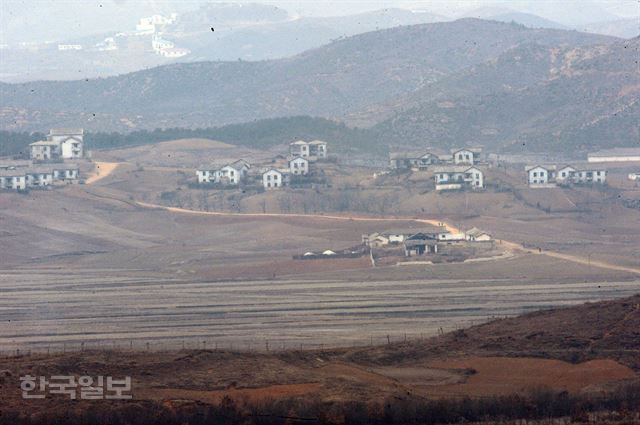 북한이 수소핵폭탄 실험을 했다고 밝힌 6일 12시 30분 경기도 파주 오두산 전망대에서 본 북 황해북도 개풍군 관산반도 일대 마을이 외견상은 평온해 보인다. 2016.01.06 신상순 선임기자ssshin@hankookilbo.com