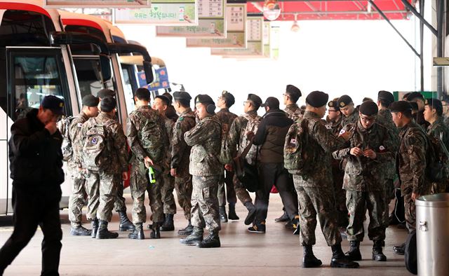 북한이 수소탄 핵실험을 실시했다고 발표한 6일 동서울터미널에서 휴가를 나왔던 군인들이 부대로 복귀하기 위해 버스를 기다리고 있다. 연합뉴스