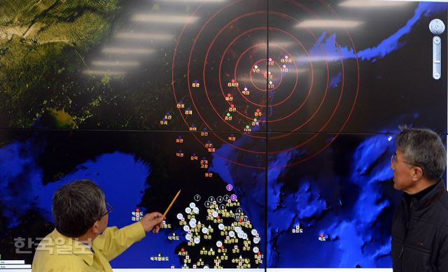북한이 첫 수소탄 실험에 성공했다고 발표한 6일 오후 서울 대방동 기상청 국가 지진 화상 센터에서 고윤화 기상청장(왼쪽)과 윤원태 지진 화산 관리관이 4차 인공지진에 대한 브리핑을 하고 있다 . 배우한기자 bwh3140@hankookilbo.com