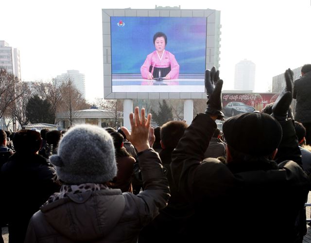 북한 함경북도 길주군 풍계리의 북한 핵실험장 부근에서 규모 5.0의 인공지진이 감지된 가운데 6일 북한 평양의 평양 기차역 앞에서 북한 주민들이 대형 화면을 통해 수소탄 핵실험을 실시했다고 발표하는 방송을 보며 박수를 치고 있다. AP 연합뉴스