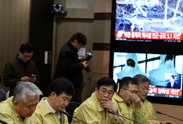 6일 오후 북한 수폭실험후 세종로 외교부청사에서 열린 조성남 외교부 1차관 주재 비상대책회의. 홍인기기자 hongik@hankookilbo.com