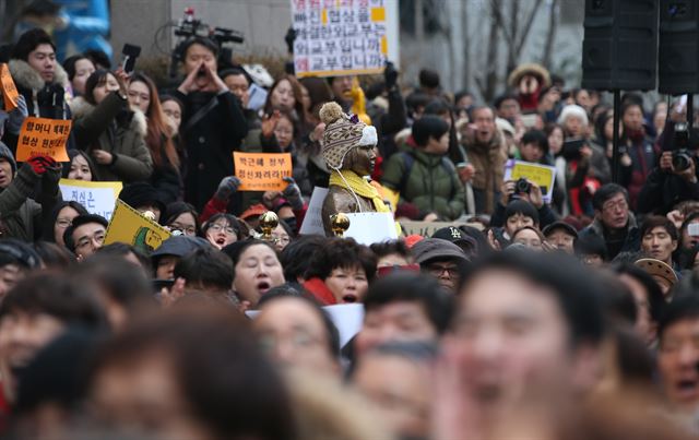 '일본군 위안부 문제 해결을 위한 정기 수요집회' 24주년인 6일 오후 서울 종로구 주한일본대사관 앞에서 집회가 열리고 있다. 2016.1.6 서재훈기자 spring@hankookilbo.com