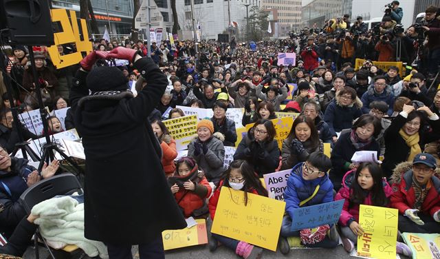 6일 서울 종로구 옛 일본대사관 앞에서 열린 제1212차 정기수요집회에서 이용수 할머니가 참석자들에게 팔로 하트를 만들어 보이고 있다. 단일 주제로 벌이는 세계 최장기 집회로 알려진 정기수요집회는 1992년 1월 8일 시작해 금일로 24주년을 맞이했다 서재훈기자 spring@hankookilbo.com