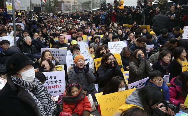 6일 서울 종로구 옛 일본대사관 앞에서 열린 제1212차 정기수요집회에서 참석자들이 함성을 지르고 있다. 단일 주제로 벌이는 세계 최장기 집회로 알려진 정기수요집회는 1992년 1월 8일 시작해 금일로 24주년을 맞이했다. 서재훈기자 spring@hankookilbo.com