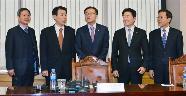 6일 북한 4차 핵실험에 대응해 서울 중구 은행회관에서 열린 긴급 거시경제금융회의에서 김익주(왼쪽부터) 국제금융센터원장, 정은보 기획재정부 차관보, 정찬우 금융위원회 부위원장, 장병화 한국은행 부총재, 서태종 금융감독원 수석부원장 등 참석자들이 대화하고 있다. 뉴스1