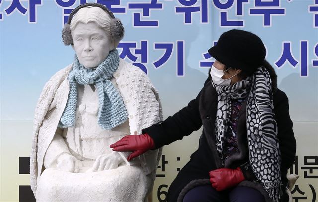 6일 서울 종로구 옛 일본대사관 앞에서 열린 제1212차 정기수요집회에서 이용수 할머니가 김학순 할머니의 석상을 바라보고 있다. 단일 주제로 벌이는 세계 최장기 집회로 알려진 정기수요집회는 1992년 1월 8일 시작해 금일로 24주년을 맞이했다. 서재훈기자 spring@hankookilbo.com