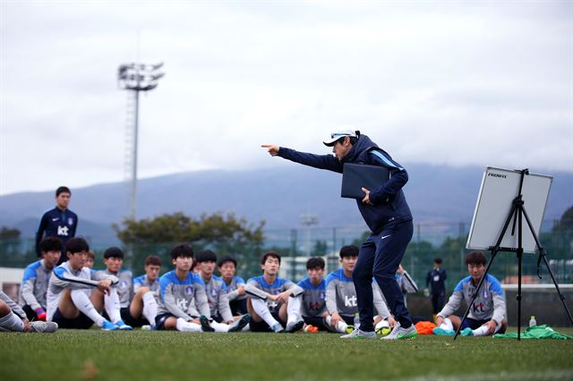 신태용 올림픽 축구 대표팀 감독이 선수들과 작전회의를 하고 있다. 대한축구협회 제공