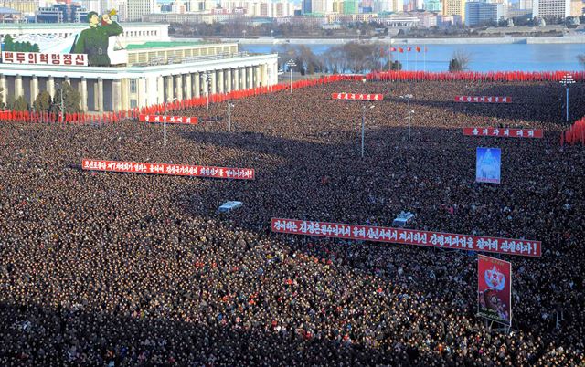 북한은 5일 평양에서 김정은 북한 국방위원회 제1위원장의 신년사 과업을 관철하기 위한 군중대회를 연 데 이어 6일 4차 핵 실험을 강행했다. 평양=조선중앙통신 연합뉴스