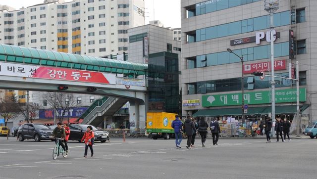 6일 오후 2시쯤 대구 동구 방촌동 (화랑로) 우방 강촌마을 앞 도로에서 시민들이 무단횡단 하고 있다.