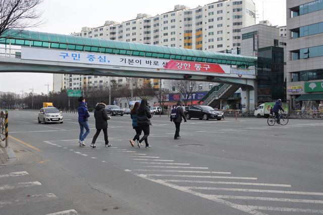 6일 오후 2시쯤 대구 동구 방촌동 (화랑로) 우방강촌마을 앞 도로에서 시민들이 무단횡단 하고 있다.