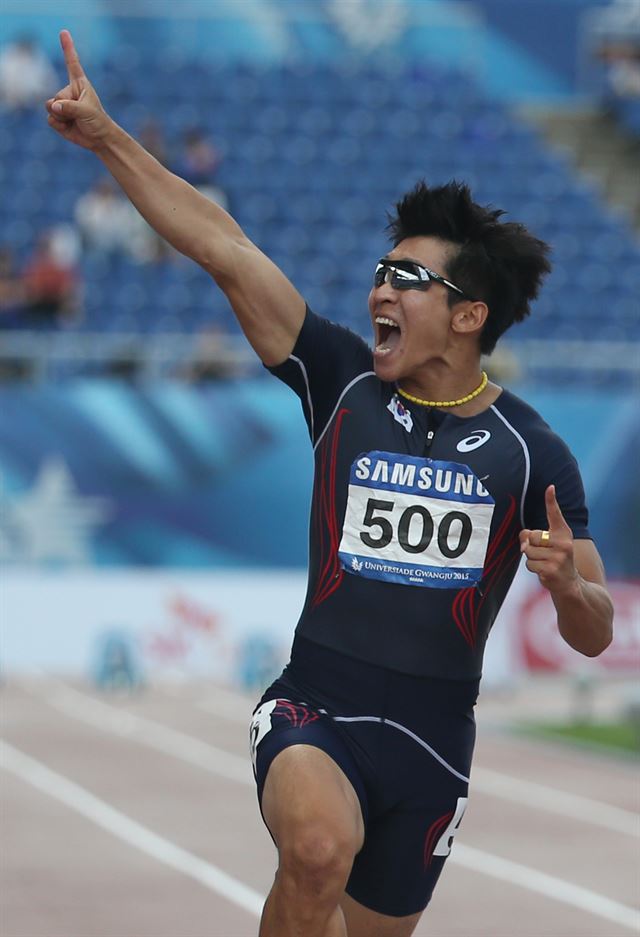 지난해 광주유니버시아드 100m 준결선에서 한국 신기록 10초16을 쓰고 환호하는 김국영. 광주=연합뉴스