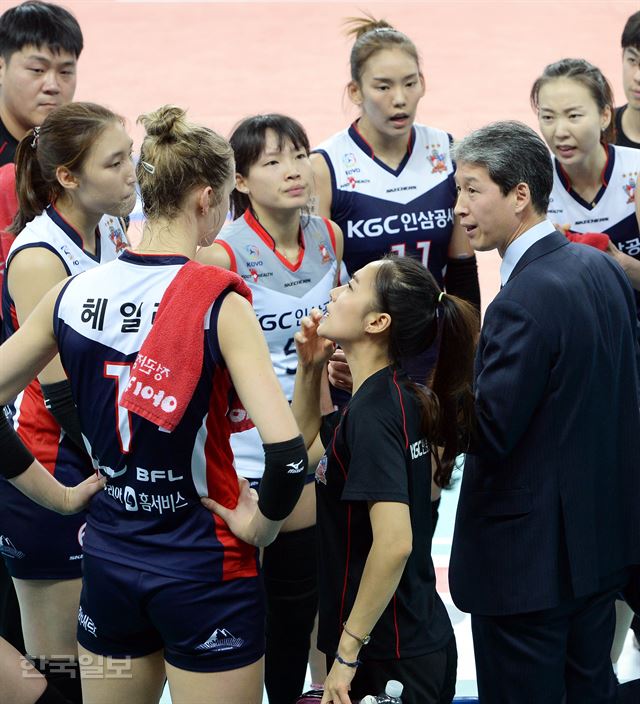 여자프로배구 KGC인삼공사의 통역사 최윤지(가운데)씨가 3일 인천 계양체육관에서 헤일리(왼쪽)에게 이성희(오른쪽) 감독의 지시를 전하고 있다. 인천=배우한기자 bwh3140@hankookilbo.com