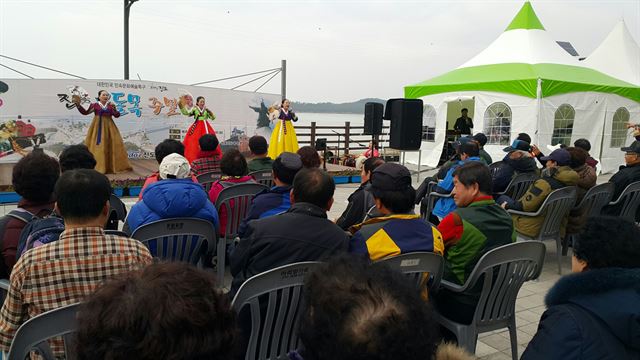 공연도 보고, 특산품도 사는 진도군 울돌목주말장터 인기 짱 /2016-01-07(한국일보)