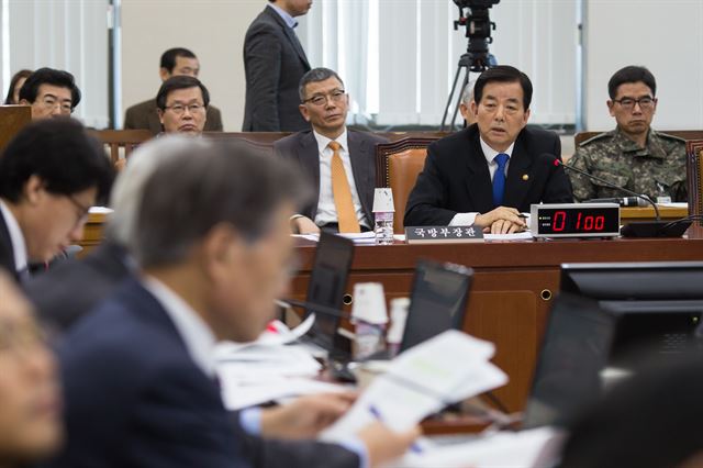 한민구 국방장관이 7일 국회에서 열린 국방위원회 전체회의에 출석해 북한 핵실험 관련 의원들의 질의에 답하고 있다. 뉴스1