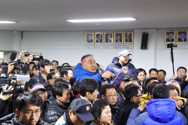 7일 제주 제2공항 주민설명회가 열린 서귀포시 성산읍사무소 대회의실에서 공항 예정지 주민들이 제2공항 건설 반대를 요구하면서 공무원과 경찰 등과 몸싸움을 벌였다. 김영헌 기자