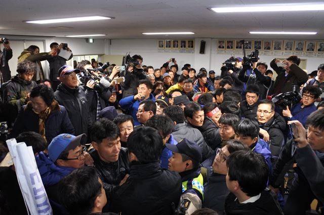 7일 제주 제2공항 주민설명회가 열린 서귀포시 성산읍사무소 대회의실에서 공항 예정지 주민들이 제2공항 건설 반대를 요구하면서 공무원과 경찰 등과 몸싸움을 벌였다. 김영헌 기자