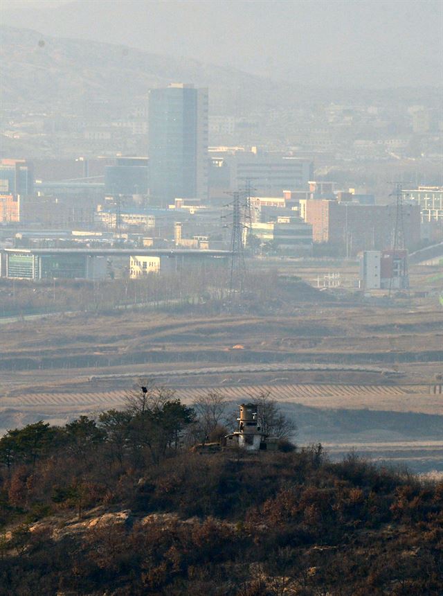 북한이 수소폭탄 핵실험을 했다고 밝힌 6일 경기 파주시 도라전망대에서 바라본 북한군 초소 뒤로 개성공단이 보이고 있다. 뉴스1