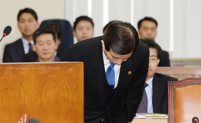 7일 오전 서울 여의도 국회에서 열린 '북한 4차 핵실험 평가 및 대책'을 보고하는 국회 국방위원회 전체회의에서 한민구 국방장관이 의원들에게 인사를 하고 있다. 뉴시스