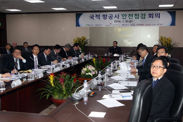 최정호(가운데) 국토교통부 제2차관이 8일 김포공항 내 한국공항공사 대회의실에서 대한항공 등 8개 국적항공사 경영진들과 '항공사 긴급 안전점검회의'를 하고 있다. 국토교통부 제공