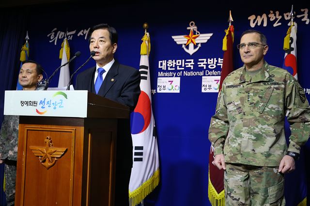 한민구 국방장관(가운데)이 7일 오전 서울 용산 국방부 브리핑룸에서 북한의 4차 핵실험에 대한 한미 양국의 공조 방안을 발표하고 있다. 이 기자회견에는 커티스 스캐퍼로티 한미연합사령관(오른쪽), 이순진 합참의장(왼쪽)이 배석했다. 연합뉴스