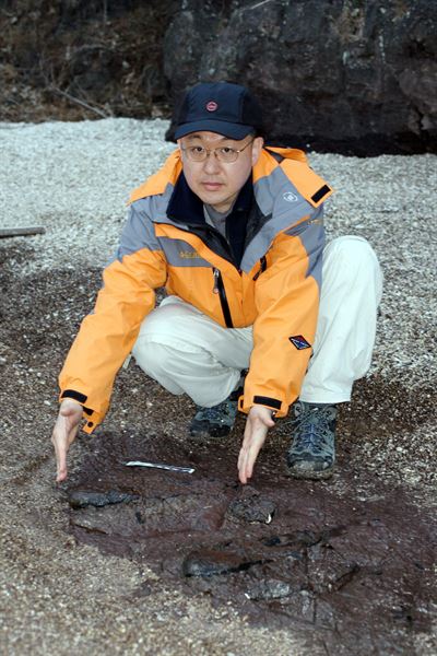 한국의 공룡알둥지 크기를 측정하고 있는 임종덕 연구관. 임 연구관은 "한국의 공룡 화석산지가 세계유산이 되기 위해서 더 많은 연구 준비가 필요하다"고 말했다. 국립문화재연구소 제공