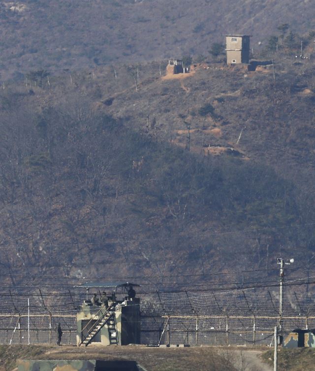 북한의 4차 핵실험에 대한 대응 조치로 정부가 대북 확성기 방송을 재개하기로 한 8일 경기도 파주시 접경지역에서 남북한 초소가 임진강을 사이에 두고 마주보고 있다. 파주=연합뉴스