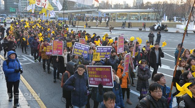 [저작권 한국일보] 9일 오후 서울 시청광장에서 열린 '일본군 위안부 한일합의 무효선언 국민대회'에서 참가자들이 서울 중학동 일본대사관을 향해 행진을 하고 있다. 2016.01.09 신상순 선임기자ssshin@hankookilbo.com /2016-01-09(한국일보)