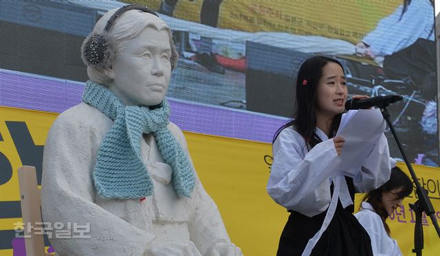 [저작권 한국일보]9일 오후 서울광장에서 열린 일본군 '위안부' 문제 한일합의 무효선언 국민대회에서 예술단원들이 고 김학순 할머니 상 옆에서 상황극를 펼치고 있다. 2016.1.9 신상순 선임기자ssshin@hankookilbo.com /2016-01-09(한국일보)