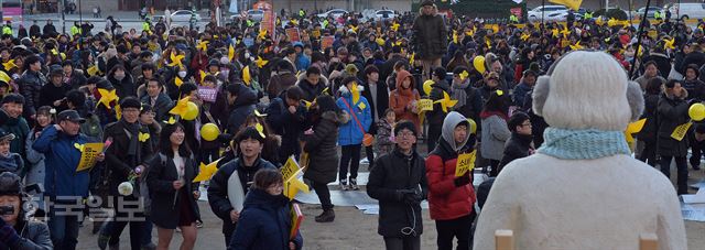 [저작권 한국일보] 9일 오후 서울 시청광장에서 열린 '일본군 위안부 한일합의 무효선언 국민대회'에 고 김학순 할머니의 석고상이 무대위에서 참가자들의 행진을 지켜보고 있다. 2016.01.09 신상순 선임기자ssshin@hankookilbo.com /2016-01-09(한국일보)