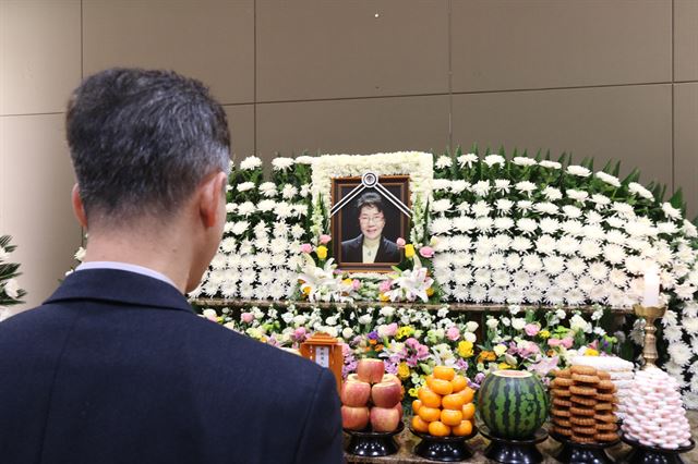 서울아산병원에 차려진 백성희씨 빈소에 10일 조문객들이 헌화하고 있다. 국립극단 제공