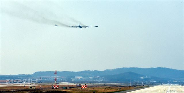 미국의 공중 전략 무기인 B-52 장거리 폭격기가 10일 오후 우리 공군의 F-15K, 미군의 F-16과 함께 경기 오산공군기지 상공을 비행하고 있다. 서재훈기자 spring@hankookilbo.com