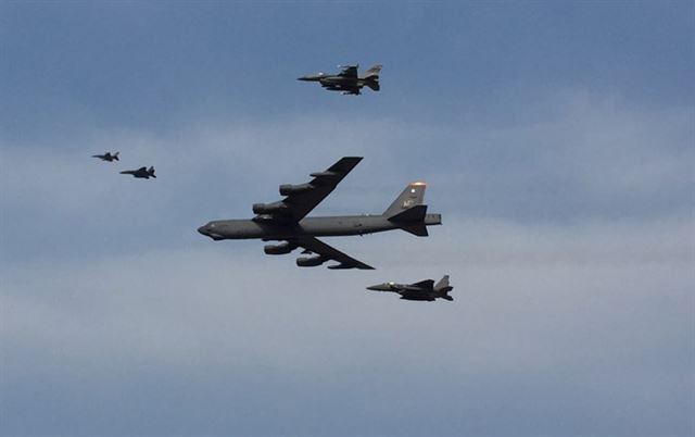 미국의 공중 전략 무기인 B-52 장거리 폭격기가 10일 우리 공군의 F-15K, 미군의 F-16과 함께 경기 오산공군기지 상공을 비행하고 있다. 연합뉴스