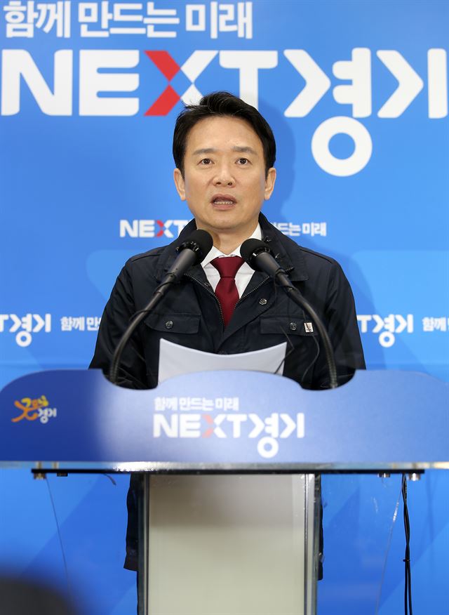 남경필 경기도지사가 10일 경기 수원시 경기도청에서 기자간담회를 열고 "누리과정 예산에 대한 해법이 안 나오면 경기도의회와 협의해 경기도가 예산을 책임지겠다"고 말하고 있다. 연합뉴스