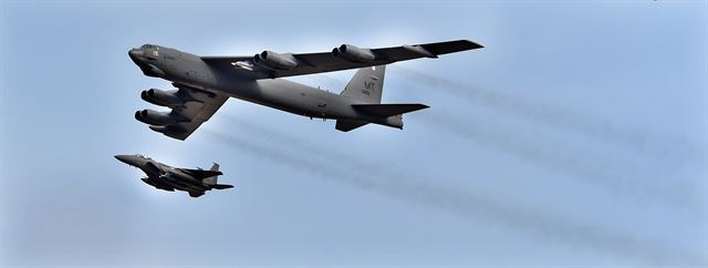 미국의 공중 전략 무기인 B-52 장거리 폭격기가 10일 오후 우리 공군의 F-15K, 미군의 F-16과 함께 경기 오산공군기지 상공을 비행하고 있다. 국방부 제공