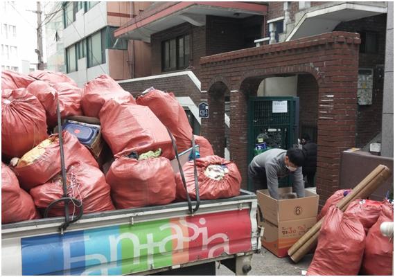 경기 부천시 원미구 심곡2동 주민센터 직원이 6일 40대 어머니와 초등학생 딸이 살던 반지하방에서 나온 쓰레기를 치우고 있다. 심곡2동 주민센터 제공